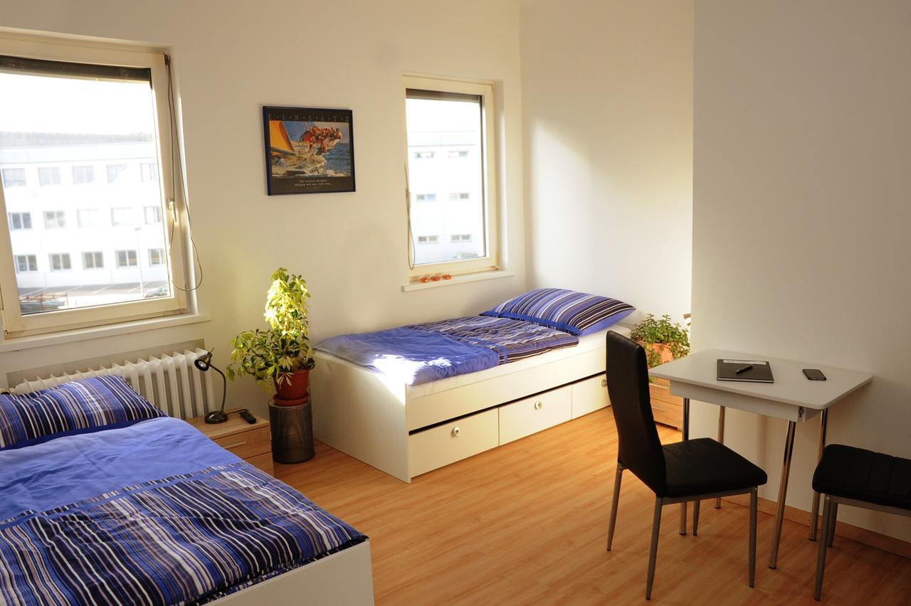 Montagehotel Bed & Steel Linz Bagian luar foto