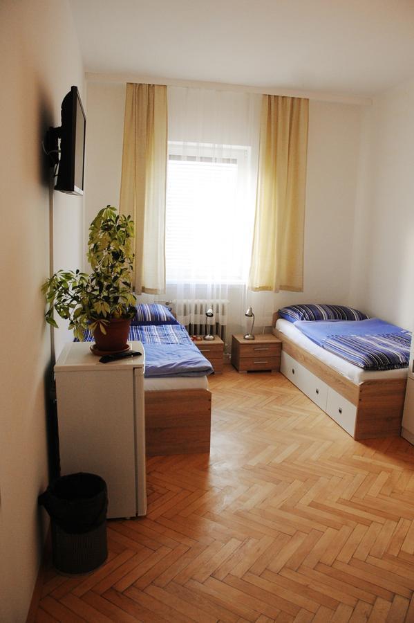 Montagehotel Bed & Steel Linz Bagian luar foto