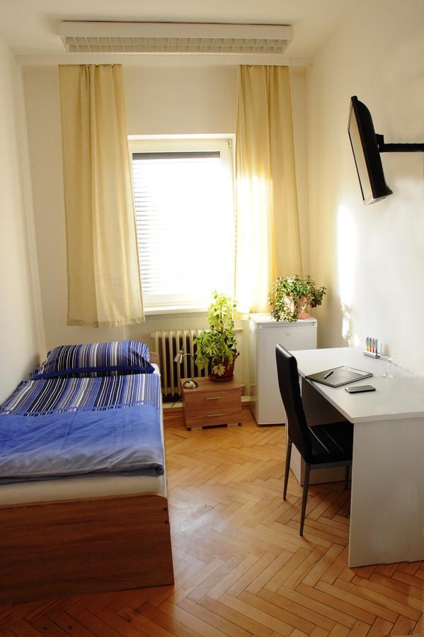 Montagehotel Bed & Steel Linz Bagian luar foto