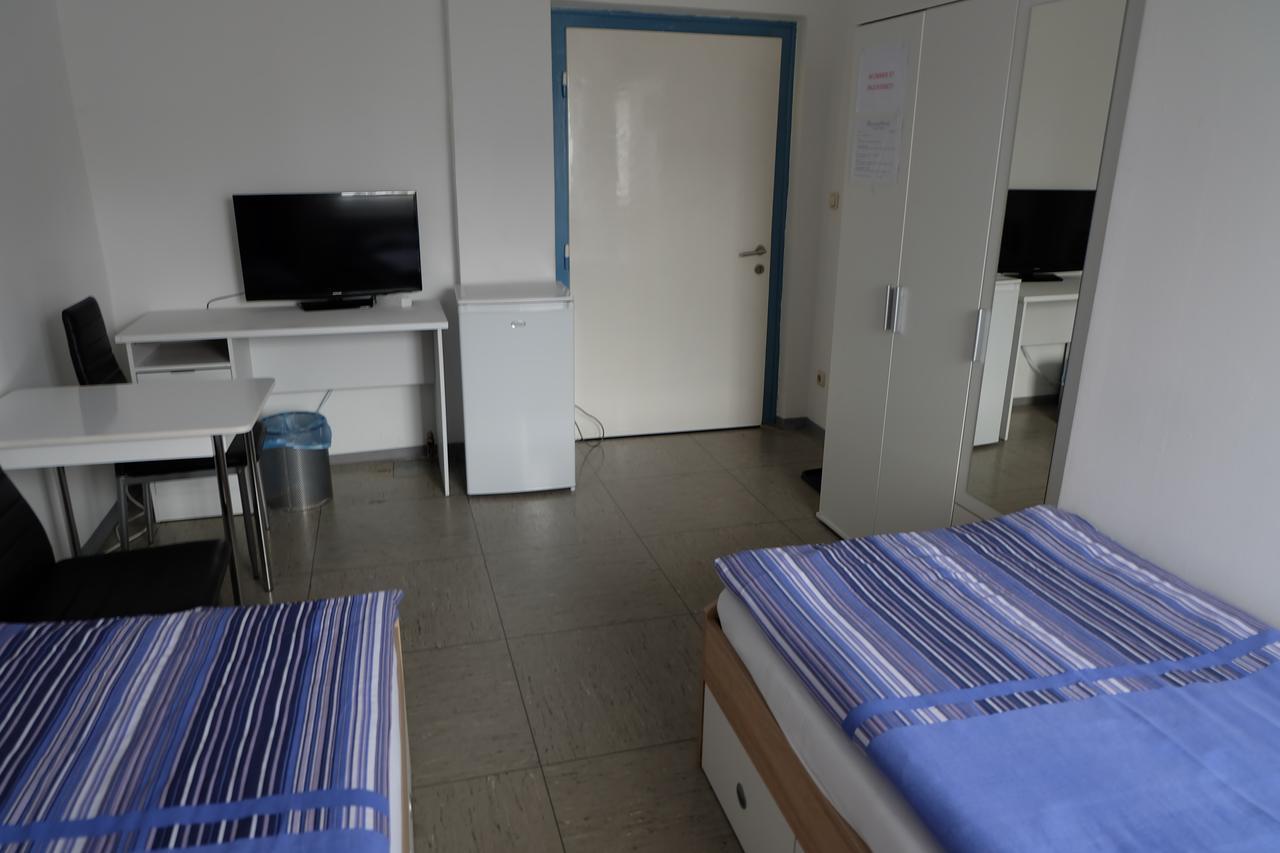 Montagehotel Bed & Steel Linz Bagian luar foto