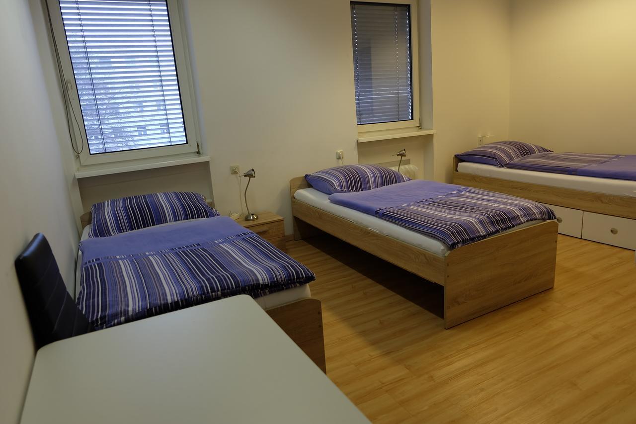 Montagehotel Bed & Steel Linz Bagian luar foto