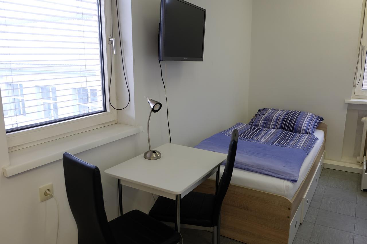 Montagehotel Bed & Steel Linz Bagian luar foto