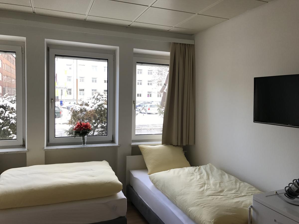 Montagehotel Bed & Steel Linz Bagian luar foto