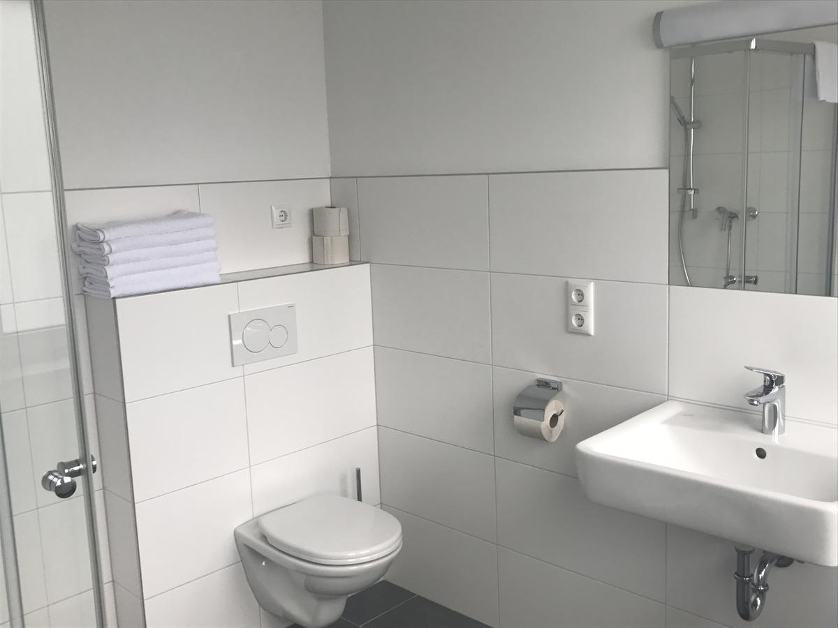 Montagehotel Bed & Steel Linz Bagian luar foto