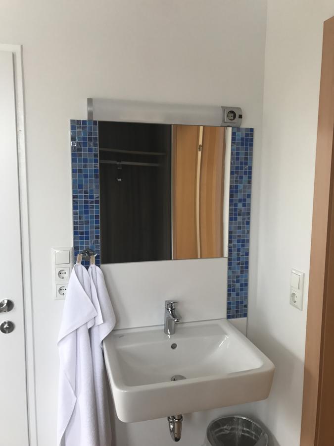 Montagehotel Bed & Steel Linz Bagian luar foto