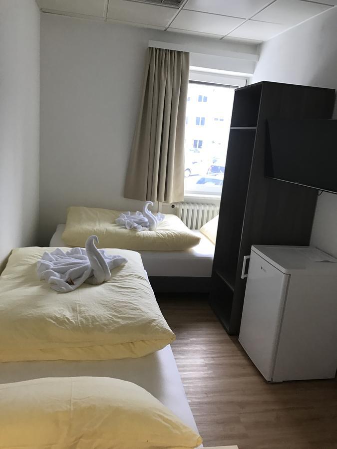 Montagehotel Bed & Steel Linz Bagian luar foto