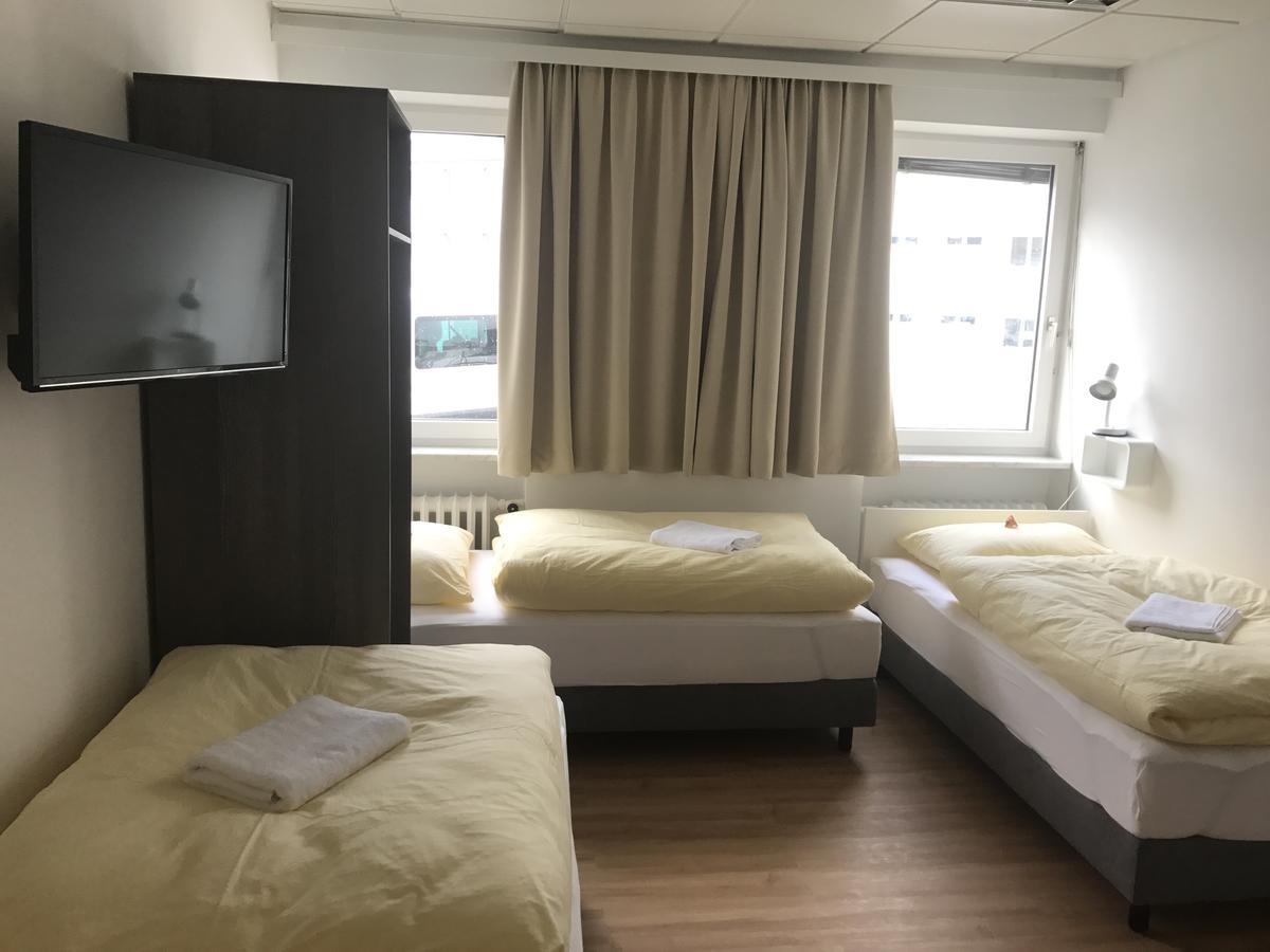 Montagehotel Bed & Steel Linz Bagian luar foto
