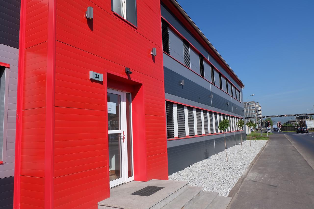 Montagehotel Bed & Steel Linz Bagian luar foto